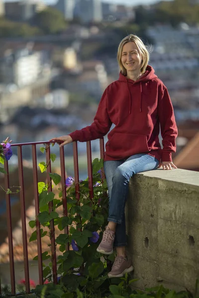 Uma Mulher Sentada Livre Contra Fundo Turvo Cidade — Fotografia de Stock