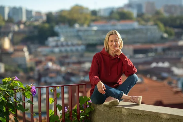 Žena Nažehlené Blůze Sedící Venku Rozmazaném Pozadí Města — Stock fotografie