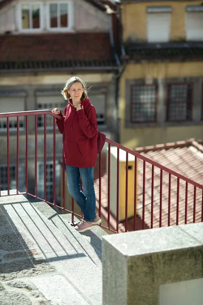 Eine Frau Auf Einer Straße Der Altstadt Von Porto Portugal Stockfoto
