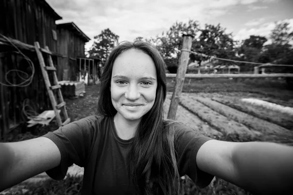 Chica Positiva Toma Una Selfie Pueblo Foto Blanco Negro — Foto de Stock