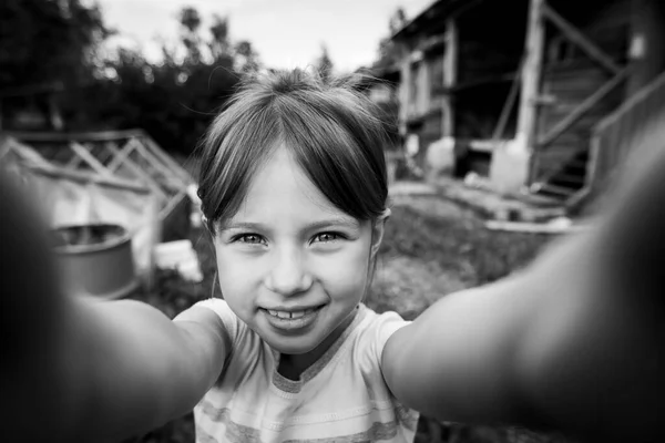 Klein Schattig Meisje Neemt Een Selfie Het Dorp Zwart Wit — Stockfoto