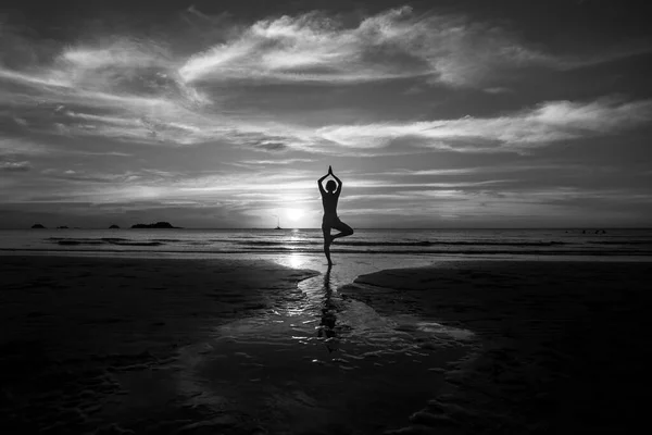 Deniz Batımında Yoga Yapan Kadının Silueti Siyah Beyaz Fotoğraf — Stok fotoğraf