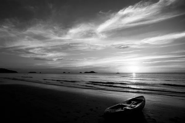 Gün Batımında Bir Kano Sahilde Uzanıyor Siyah Beyaz Fotoğraf — Stok fotoğraf