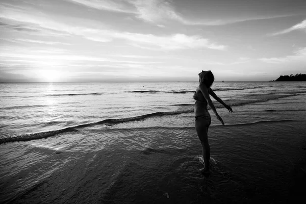 女性は熱帯のビーチで太陽を見送る 白黒写真 — ストック写真