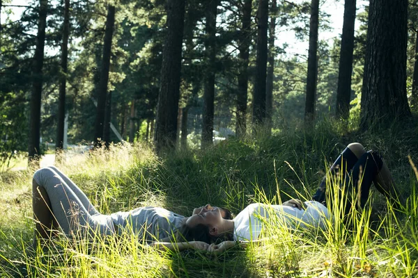 Genç Kız Arkadaş Bir Yaz Parkında Yeşil Çimlerin Üzerinde Yatıyor — Stok fotoğraf
