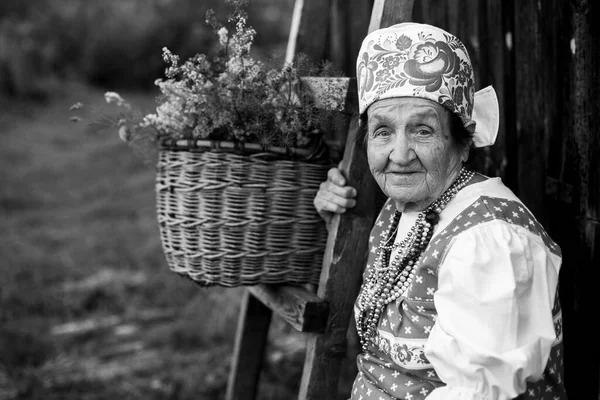 Portrét Starší Ženy Etnickém Východoevropském Oblečení Venku Černobílá Fotografie — Stock fotografie