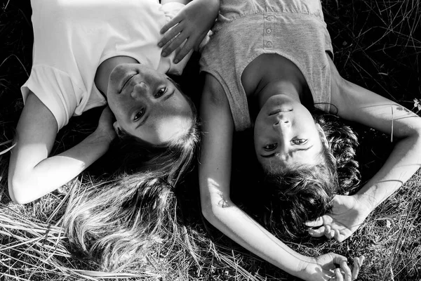 两个少女躺在夏园的草地上 黑白照片 图库图片
