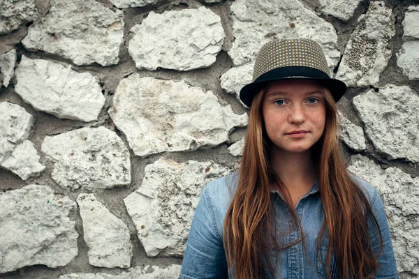 Una Chica Pelo Largo Retrato Camisa Mezclilla Contra Una Pared —  Fotos de Stock