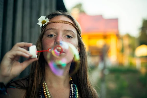 Una Chica Con Ropa Hippie Sopla Burbujas Jabón Aire Libre — Foto de Stock