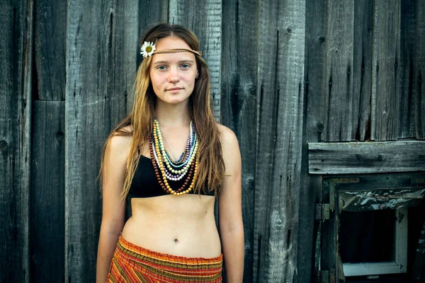 Retrato Adolescente Roupas Hippie Aldeia Livre Verão — Fotografia de Stock