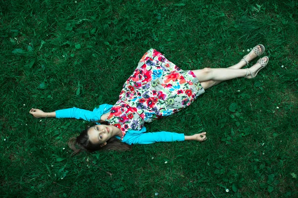 Nastolatka Leżąca Zielonej Trawie Widok Góry — Zdjęcie stockowe