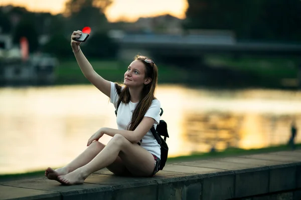 Teen Girl Takes Selfie While Sitting City River Embankment — Stock Photo, Image