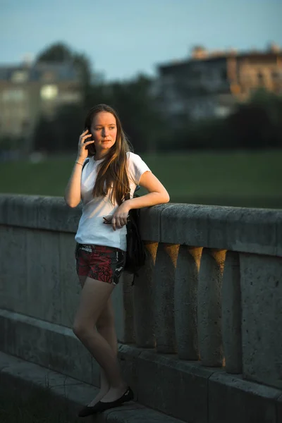 Mladá Dívka Mluví Telefonu Stojí Břehu Řeky Města — Stock fotografie