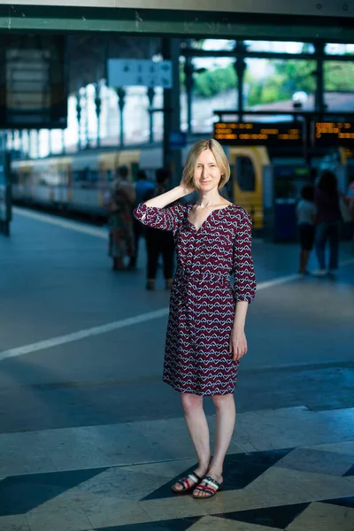 Retrato Uma Mulher Estação Trem — Fotografia de Stock