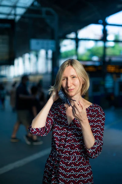 Uma Mulher Coloca Uma Máscara Antiviral Estação Trem — Fotografia de Stock