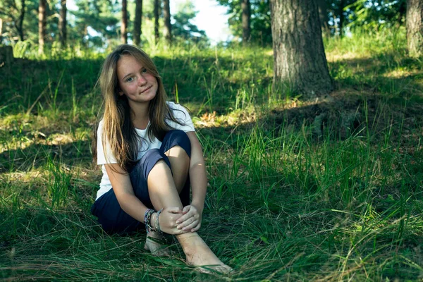Yazın Parkta Yeşil Çimlerin Üzerinde Oturan Genç Kız — Stok fotoğraf