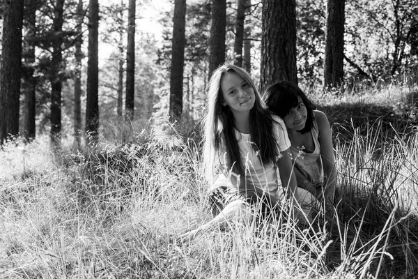 Duas Amigas Adolescentes Grama Parque Verão Foto Preto Branco — Fotografia de Stock