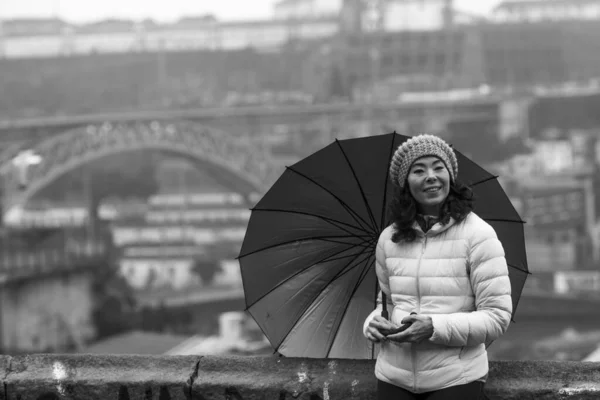 Asiatische Touristin Mit Regenschirm Portugiesischen Porto Schwarz Weiß Foto — Stockfoto