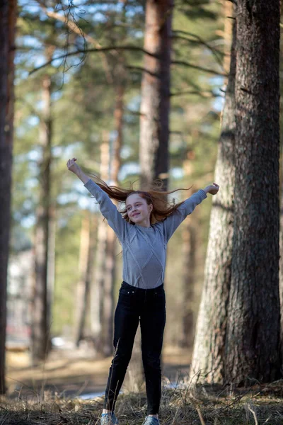 Έφηβη Κοπέλα Κόκκινα Φλογερά Μαλλιά Διασκεδάζει Στο Πευκοδάσος — Φωτογραφία Αρχείου