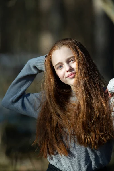 Retrato Adolescente Con Pelo Rojo Ardiente Parque Pinos — Foto de Stock