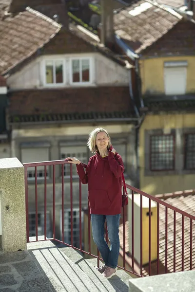 Une Femme Sweat Capuche Erre Dans Une Ancienne Ville Portugaise — Photo