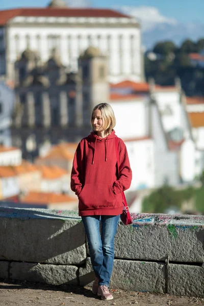 Kvinna Luvtröja Står Gammal Portugisisk Stad — Stockfoto