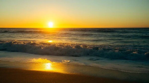 Ein Warmer Sonnenuntergang Der Atlantikküste Mit Der Brandung — Stockfoto