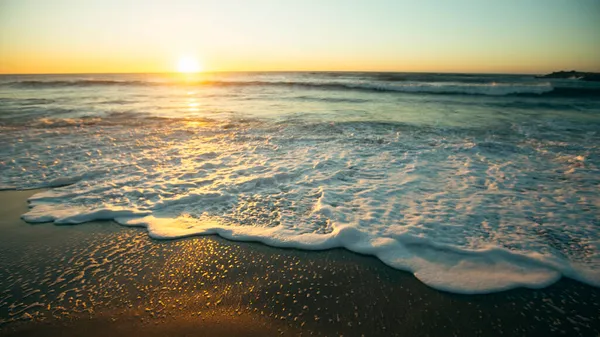 Een Prachtige Zonsondergang Aan Atlantische Kust Met Schuimende Branding — Stockfoto