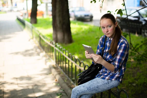 Uma Menina Adolescente Senta Com Tablet Beco — Fotografia de Stock