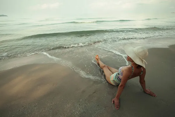 Rückenansicht Einer Frau Mit Panamahut Ruht Tropischen Strand Des Meeres — Stockfoto