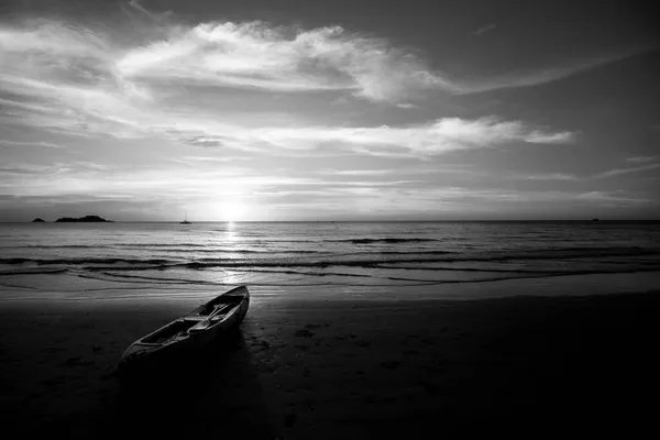 Ένα Καγιάκ Βρίσκεται Στην Τροπική Παραλία Κατά Διάρκεια Ενός Ηλιοβασιλέματος — Φωτογραφία Αρχείου