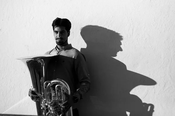 Musicien Masculin Avec Tuba Son Ombre Sur Mur Blanc Photo — Photo