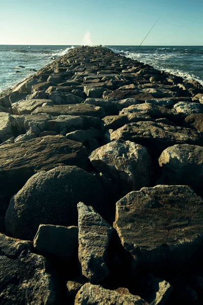 葡萄牙埃斯皮尼奥 大西洋海岸的大石头码头 免版税图库照片