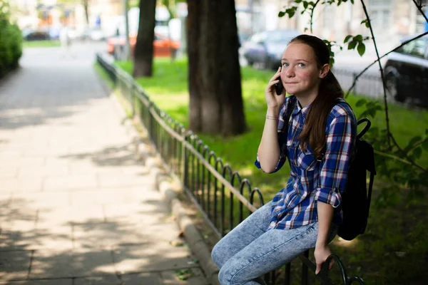 Dívka Mluví Svém Mobilu Zatímco Sedí Náměstí Stock Fotografie