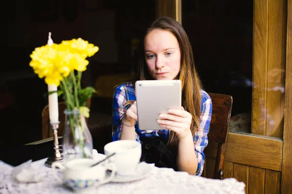 Uma Menina Senta Com Tablet Café Verão Imagens Royalty-Free