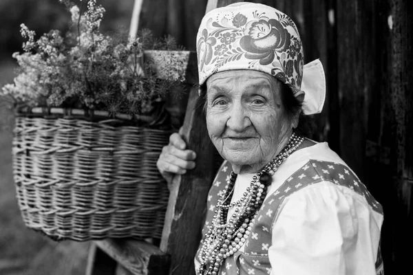 村の老ロシア人女性の肖像画 白黒写真 ストックフォト