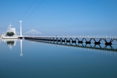 Lizbon, Portekiz 'deki Vasco da Gama Köprüsü' nün manzarası.