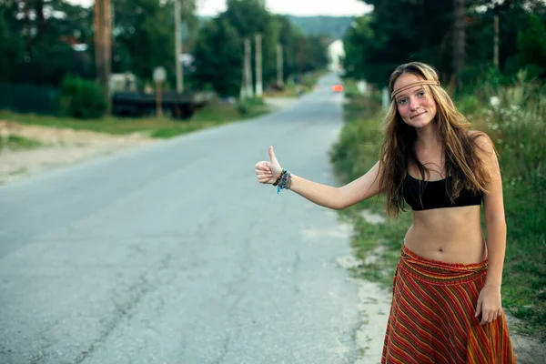 道路上の素敵な女の子ヒッチハイカーの投票 — ストック写真