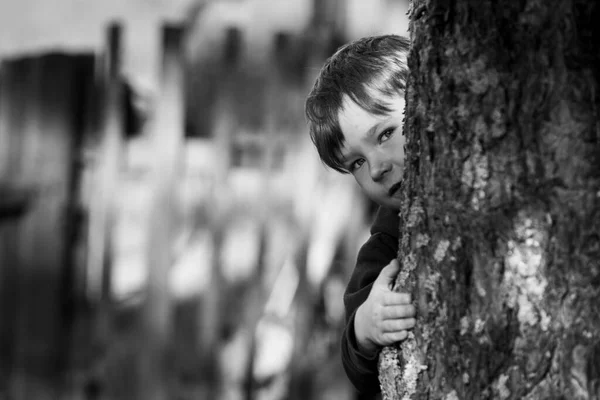 Ritratto Bambino Carino Nel Villaggio Foto Bianco Nero — Foto Stock