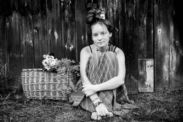 Una Chica Está Sentada Pueblo Aire Libre Foto Blanco Negro —  Fotos de Stock