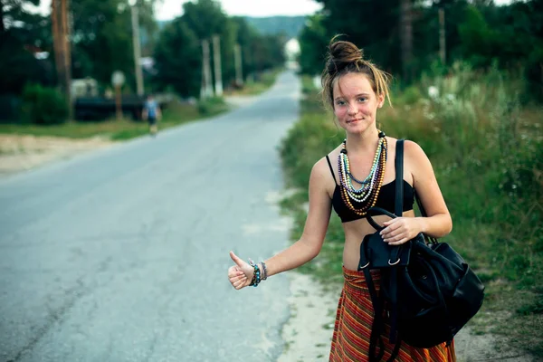 Cute Hitchhiker Girl Votes Country Road — Stock Photo, Image