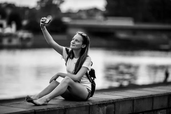 Cute Girl Takes Selfies Her Phone Sitting City Promenade Black — Stock Photo, Image