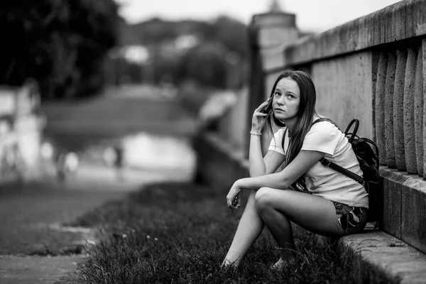 Dziewczyna Rozmawiająca Przez Komórkę Siedząc Parku Czarno Białe Zdjęcie — Zdjęcie stockowe