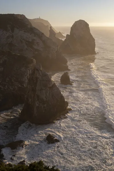 夕暮れ時の大西洋の崖や波の美しい景色 Miradouro Praia Caneiro ポルトガル — ストック写真