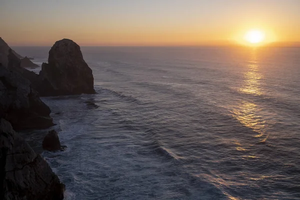 有名なカボ ロカ近くのポルトガルの大西洋岸で 夕方の黄金の夕日の光で上昇する崖や岩の景色 — ストック写真