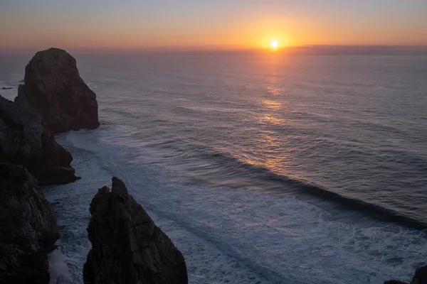夕暮れ時の大西洋の崖や波の美しい景色 ポルトガル — ストック写真