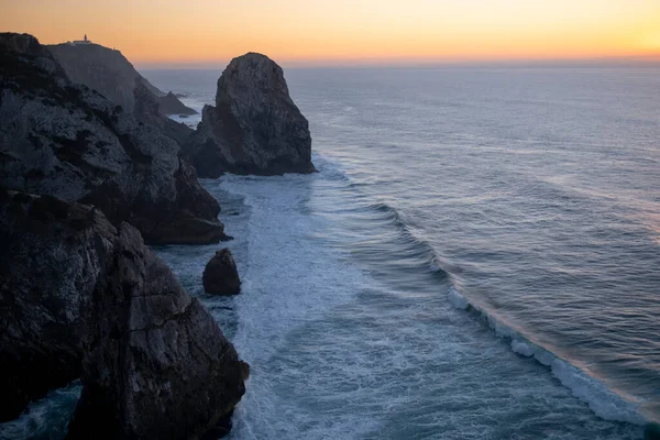 有名なカボ ロカ近くのポルトガルの大西洋岸で 夕方の黄金の夕日の光で上昇する崖や岩 — ストック写真