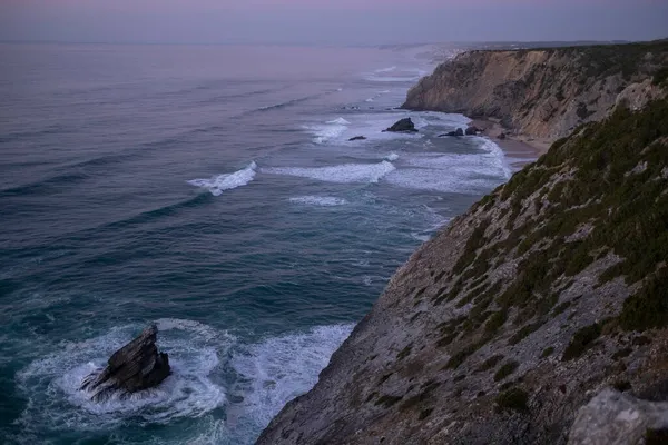 Günbatımında Atlantik Okyanusu Ndaki Kayaların Görüntüsü Portekiz — Stok fotoğraf
