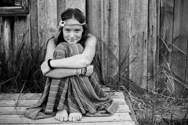 Tjej Hippiekläder Sitter Byn Utomhus Svart Och Vitt Foto Stockbild