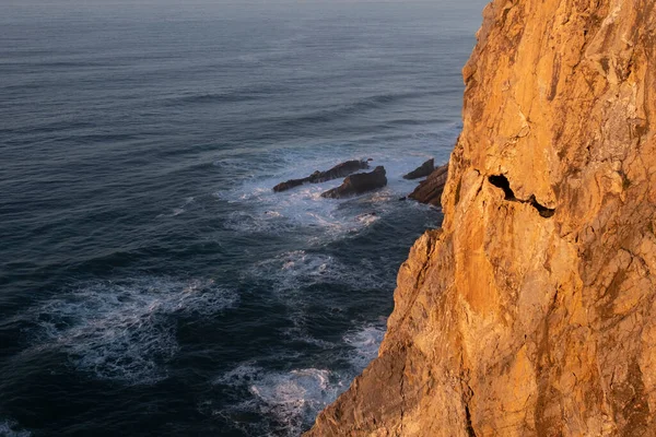 ポルトガルの夕暮れ時の大西洋の崖と波 ストック写真